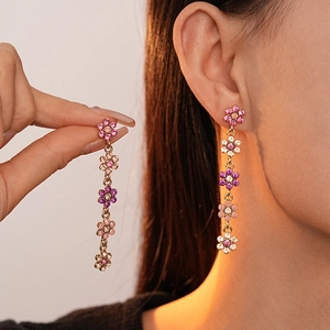 Boucles d'oreilles pendantes fleurs dorées avec cristaux dégradés rose et violet