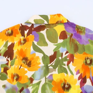 Détail de l'imprimé tournesol et de l'encolure sur une robe fleurie légère
