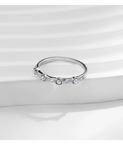 Détail de bague en argent S925 avec perle et zircon étincelant en taille 7
