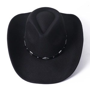 Détail du chapeau de cowboy en feutre noir avec bande en cuir et rivets argentés