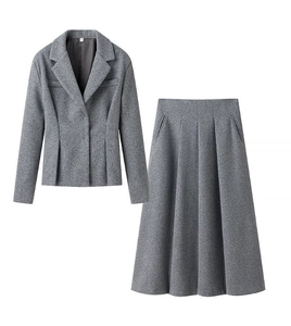 Détail d'un ensemble tailleur en laine gris foncé avec col à revers et tissu épais