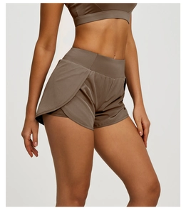 Détail du short de yoga marron 2-en-1 avec épaisseur anti-exposition et poches latérales