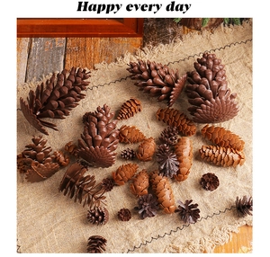 Vue à plat de pommes de pin naturelles sur toile de jute pour décoration de Noël