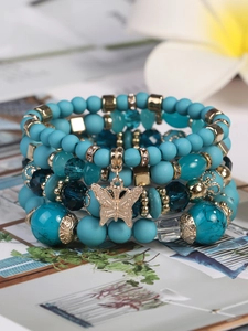 Boho-Armband-Set mit türkisfarbenen Perlen und goldenem Schmetterlingsanhänger im Detail
