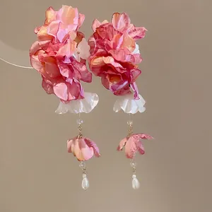Pinces à cheveux à fleurs élégantes avec pétales en tissu rose et perles pendantes