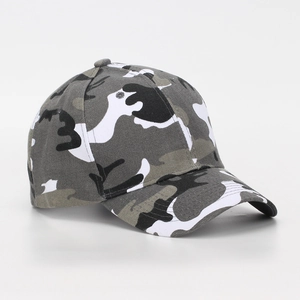 Détail d'une casquette de baseball camouflage à six panneaux en tons gris et noirs