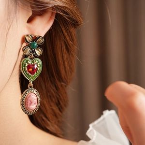 Boucle d'oreille vintage en or avec cœur en cristal et portrait camée sur mannequin