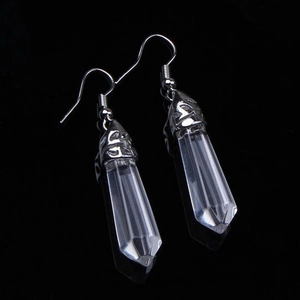 Dettaglio degli orecchini a amo in argento con pendenti in cristallo esagonale