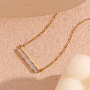 Collier minimaliste en acier plaqué or 18K avec pendentif rectangulaire en nacre blanche