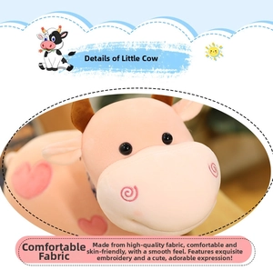 Detalle de un peluche de vaca rosa con patrones de corazones y bordado eléctrico fino
