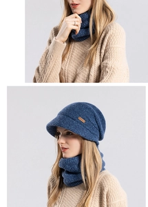 Détails de l'ensemble bonnet bleu à visière et tour de cou avec doublure en polaire chaude