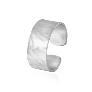 Anello aperto minimalista in argento S925 con texture martellata e superficie irregolare