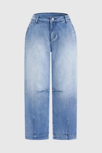 Détail du jean denim bleu clair à jambes larges avec taille haute et poches avant