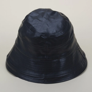 Détail d'un chapeau bob en cuir PU noir montrant la texture et les coutures soignées