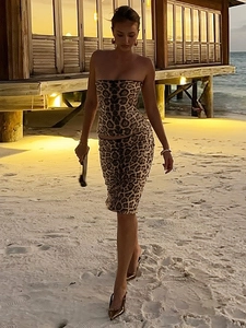Ensemble chic imprimé léopard avec haut bustier et jupe midi moulante pour femmes