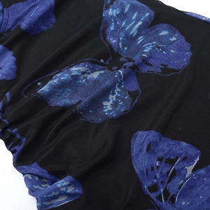 Dettaglio ravvicinato della stampa floreale blu su texture in tessuto mesh nero velato