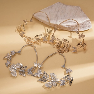 Orecchini a cerchio a cuore con farfalle di strass in finitura oro e argento