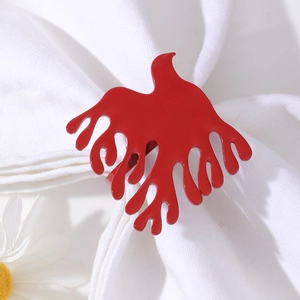 Rond de serviette rouge élégant en alliage avec serviette blanche sur fond blanc