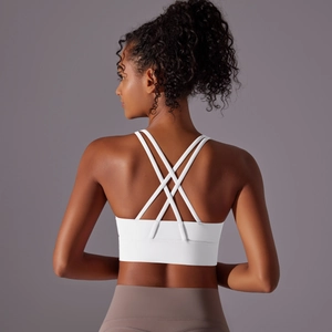 Dettaglio del reggiseno sportivo bianco con spalline incrociate sulla schiena per yoga