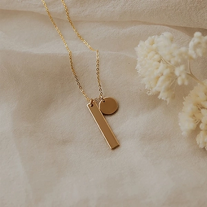 Collier minimaliste en acier inoxydable plaqué or avec pendentifs barre et rond