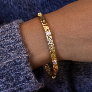 Minimalist 18K gold stainless steel hammered bangle with white round crystals