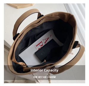 Vista interior del bolso tote grande con forro negro, bolsillo con cremallera y compartimentos