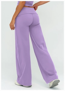 Détail macro du pantalon de yoga violet à taille haute et jambe large en tissu brossé