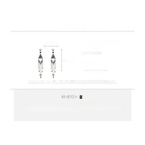 Vue détaillée montrant les dimensions 15,7cm x 2,6cm des boucles d'oreilles à pompons