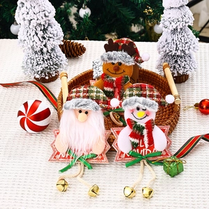 Detailliertes Set festlicher Weihnachtsfiguren mit Weihnachtsmann, Schneemann und Rentier