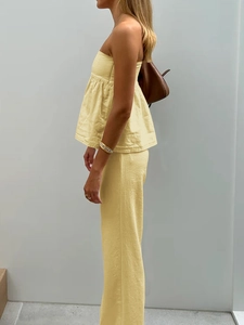 Vue latérale du mannequin portant un ensemble jaune en lin avec haut bandeau et pantalon