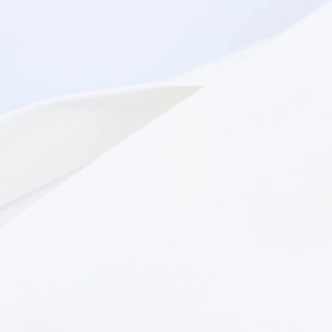 Macro della trama del tessuto bianco che mostra i dettagli della trama dell'abito con scollo a V