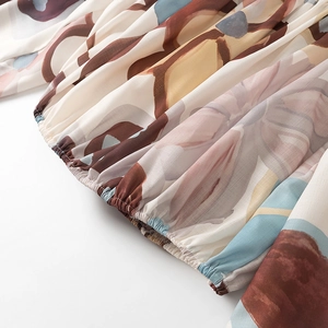Detail des gesmokten Gummisaums am abstrakten Floral-Chiffon-Oberteil für den Strand