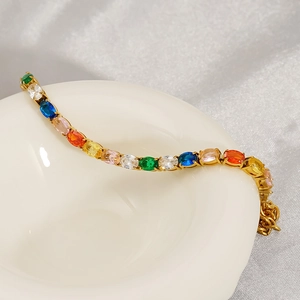 Bracciale tennis placcato oro con zirconi multicolore dal taglio ovale raffinato