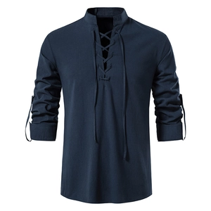 Detail van de vetersluiting bij de V-hals op dit marineblauwe katoen-linnen shirt