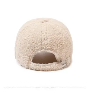 Rückansicht der beigefarbenen Fleece-Baseballkappe mit Teddy-Struktur und Metallschnalle