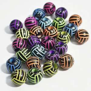 Vue macro de perles de volleyball en acrylique colorées pour bijoux faits à la main