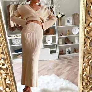 Dettaglio di un set in maglia beige con trama a coste e scollo a V su modella elegante