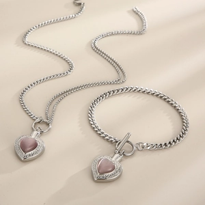 Détail de l'ensemble collier double couche et bracelet argent avec pendentifs cœur opale