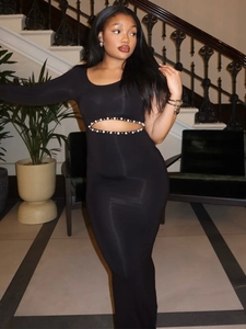 Robe courte noire asymétrique avec découpe à la taille, détails perles et manche longue