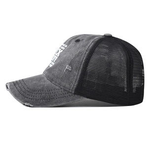 Profilo laterale di un cappello trucker in cotone lavato con retro a rete e usura.