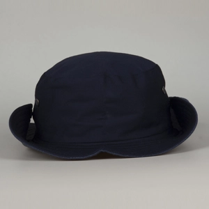 Détail d'un chapeau de soleil en toile bleu marine avec boutons pression latéraux