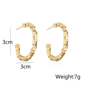 Detail showing 3cm gold-plated C-shaped geometric earrings with weight specifications
