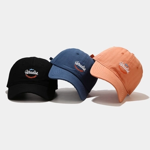 Tre cappellini in cotone nero, blu e rosa con ricamo di lettere Paradise sul fronte