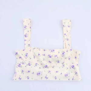 Haut caraco en satin fleuri avec roses mauves et détail de nœud, style crème vintage