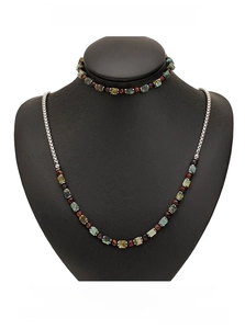 Dettaglio del set collana e bracciale in ematite naturale e occhio di tigre su manichino