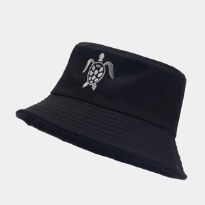 Bob classique en coton noir avec broderie détaillée de tortue marine argentée pour le soleil