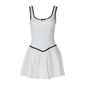 Détail de la robe blanche avec passepoil noir contrasté et petit nœud sur l'encolure en U