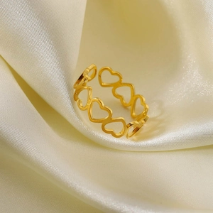 Bague ouverte élégante en acier inoxydable plaqué or 18 carats avec cœurs évidés