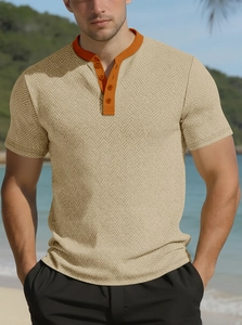 Détail du tissu gaufré sur un t-shirt Henley pour hommes avec patte boutonnée orange