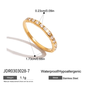 Tabla de tallas detallada de un anillo de acero dorado de 0,23 cm con circonitas